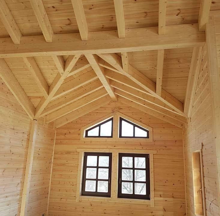 Gerendaház belső tere látszó tetőszerkezettel