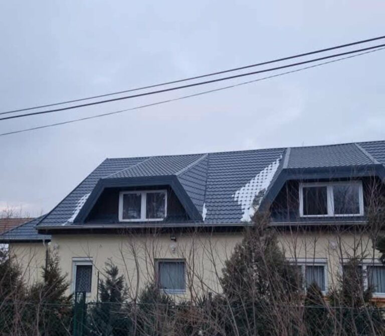 Manzárdtető sötét lemezfedéssel