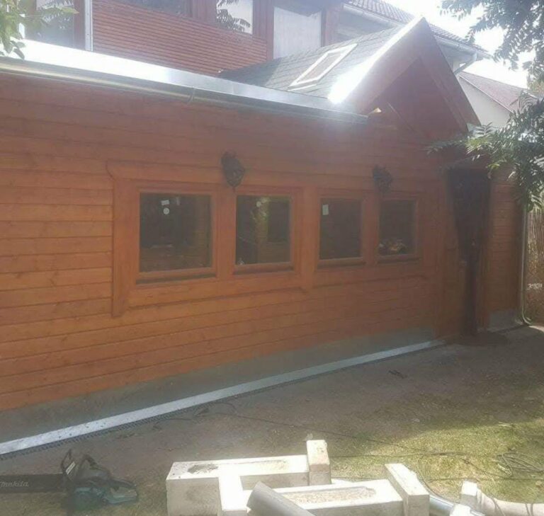 Rönkház homlokzata rönkfalakkal