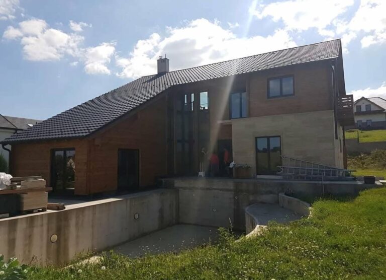 Új építésű ház antracit lemeztetovel